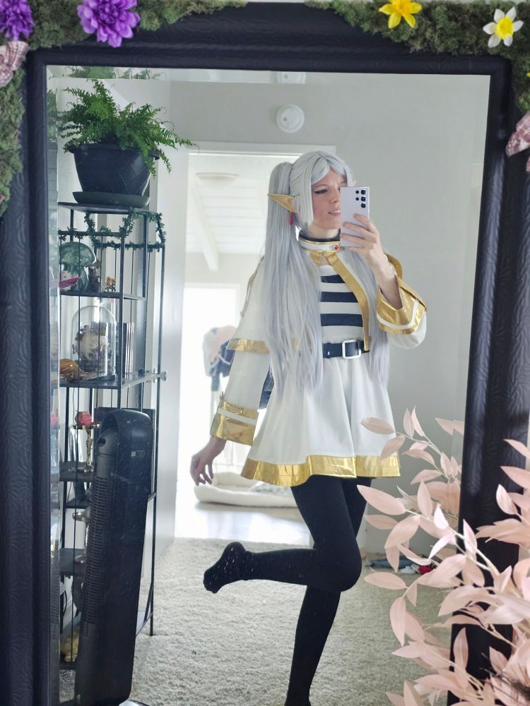 A mirror selfie of Wowzerz in a Frieren cosplay.