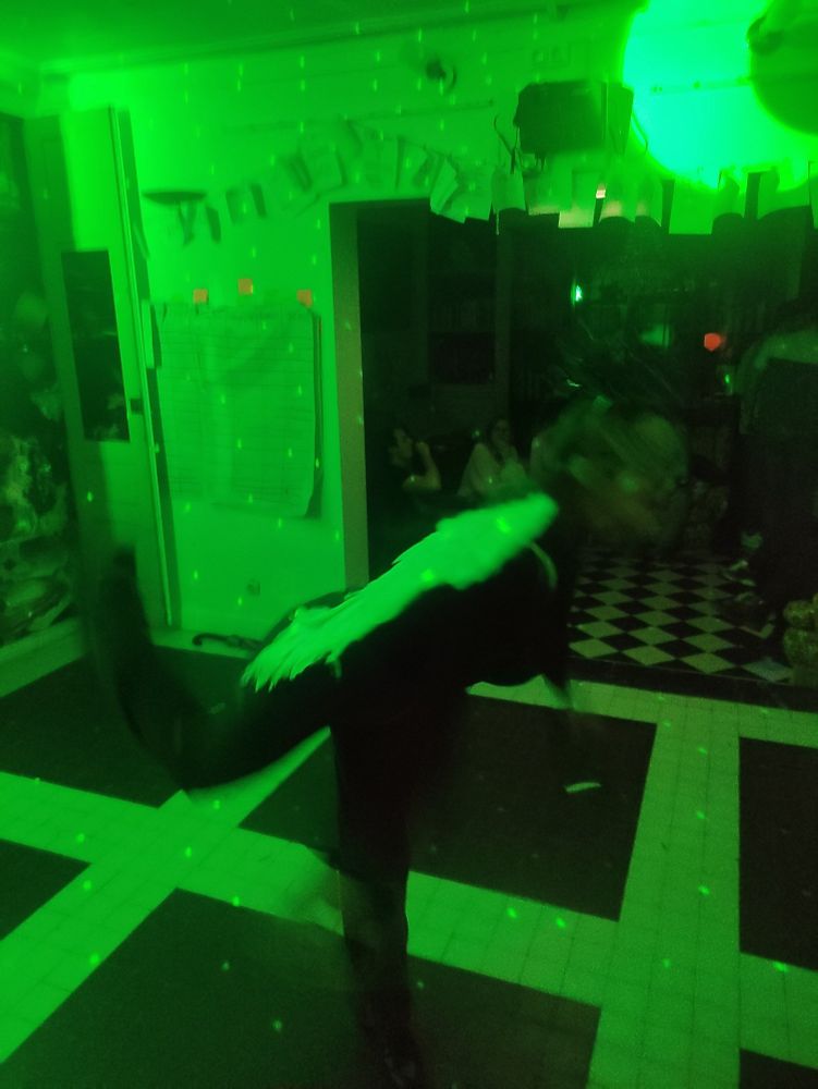 Moi, (jeune femme cheveux roux peau blanche) déguisée en ange avec un masque vénitien bleu, seule sur le dancefloor en train de tomber