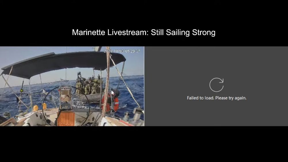 capture d'écran du live https://www.youtube.com/watch?v=U4KG_oiIzN8 avec un pneumatique israélien remplis de soldats en arme qui accostent le Marinette