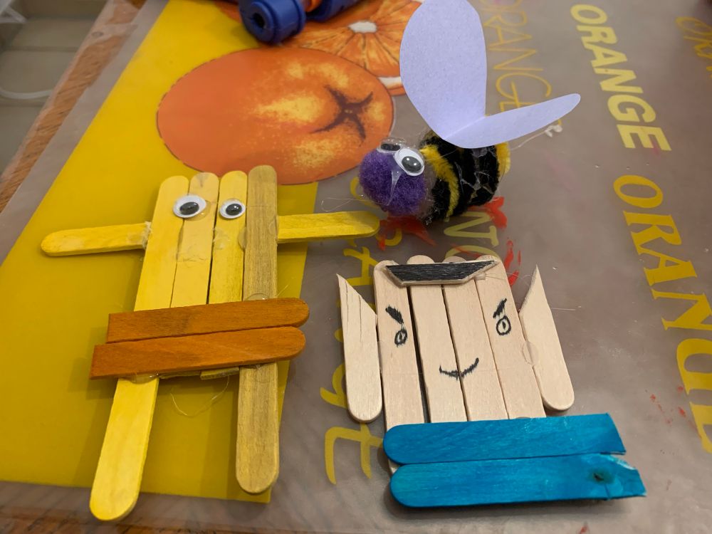 Drei kleine Basteleien aus Eisstäbchen und Pfeifenreiniger. Einer sieht aus wie Spongebob, einer wie Spock und eine kleine süsse Hummel. 