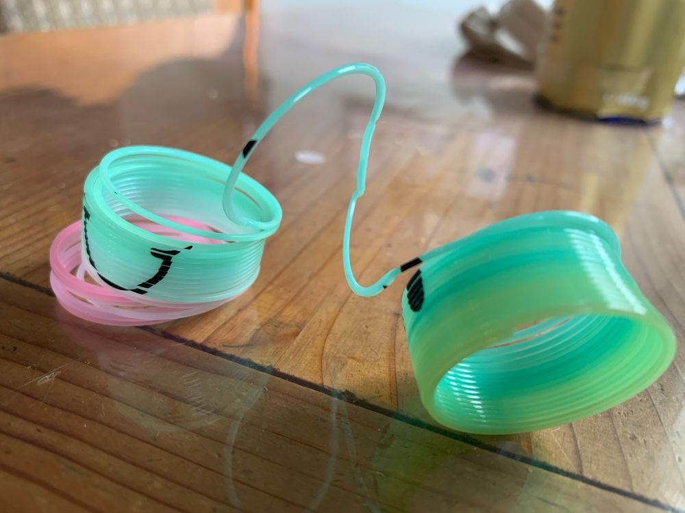 Kaputter Treppenläufer aus Plastik liegt auf einem Tisch