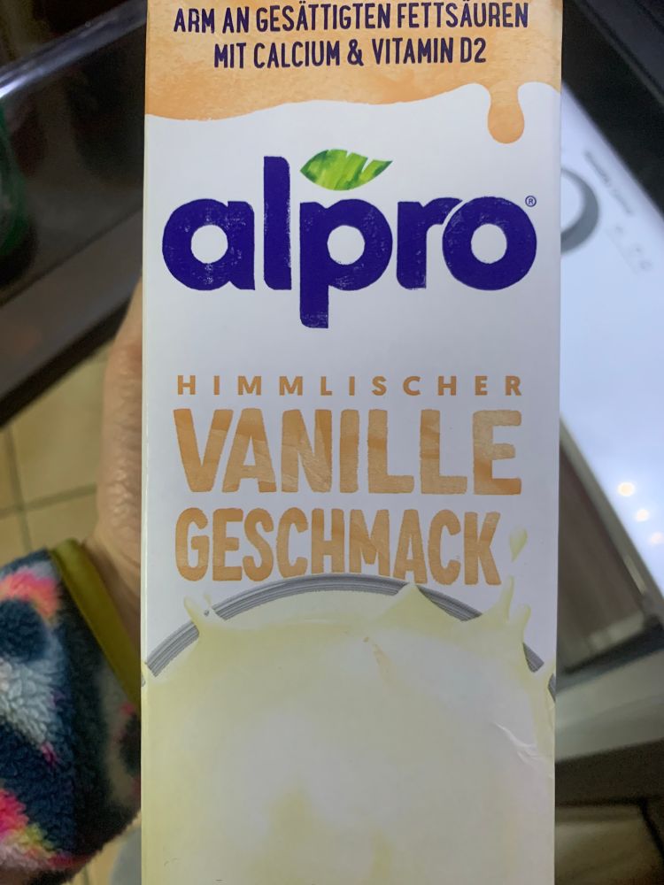 Blick auf ein Milchpaket: alpro soya Vanille. 