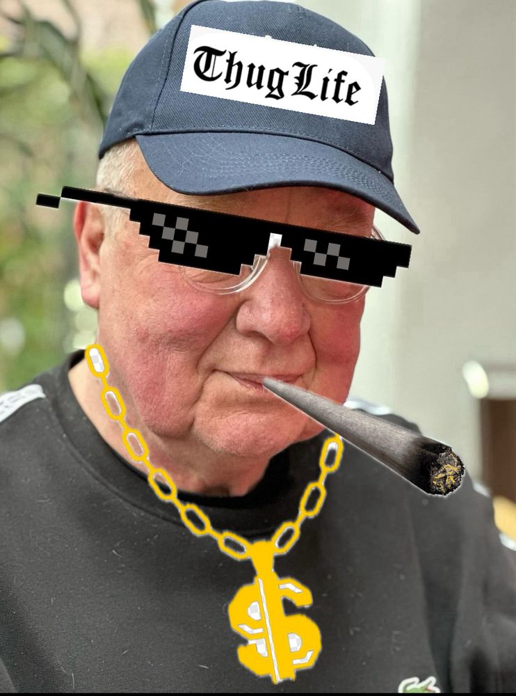 Bild von Polenz mit GG Cap, überarbeitet mit Thug Life Elementen ($ Kette, Sonnenbrille, Schriftzug und Sportzigarette)