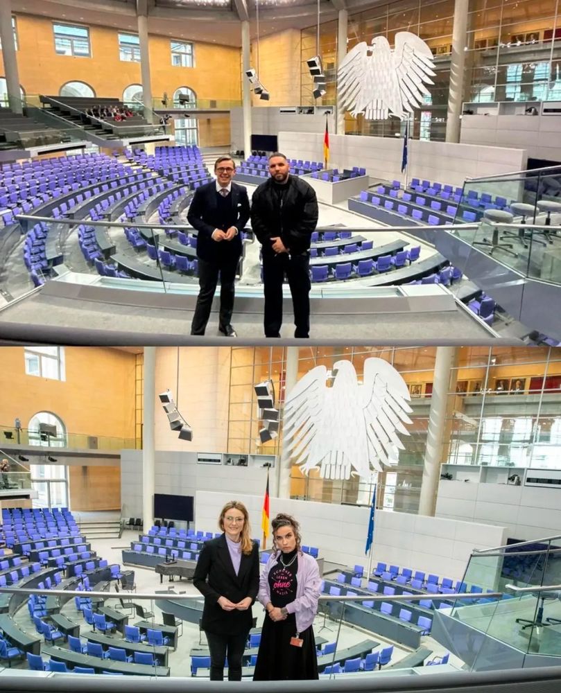 Im Reichstag über dem Plenarsaal posiert Amthor mit Fler vorm Geländer
Unten das nachgestellste Bild mit Bünger und Sookee