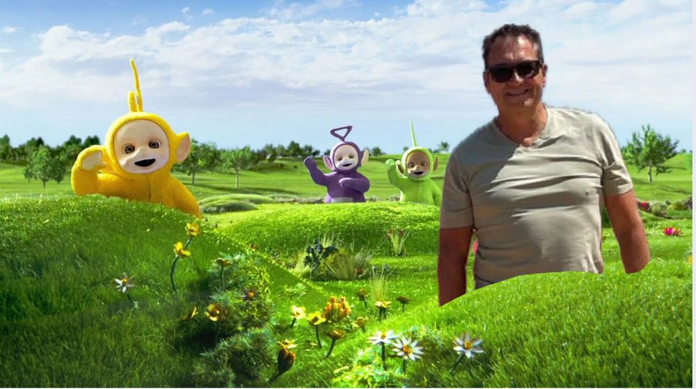 Nuhr aus dem Urlaubstweet guckt hinter einem Grashügel bei den Teletubbies hervor