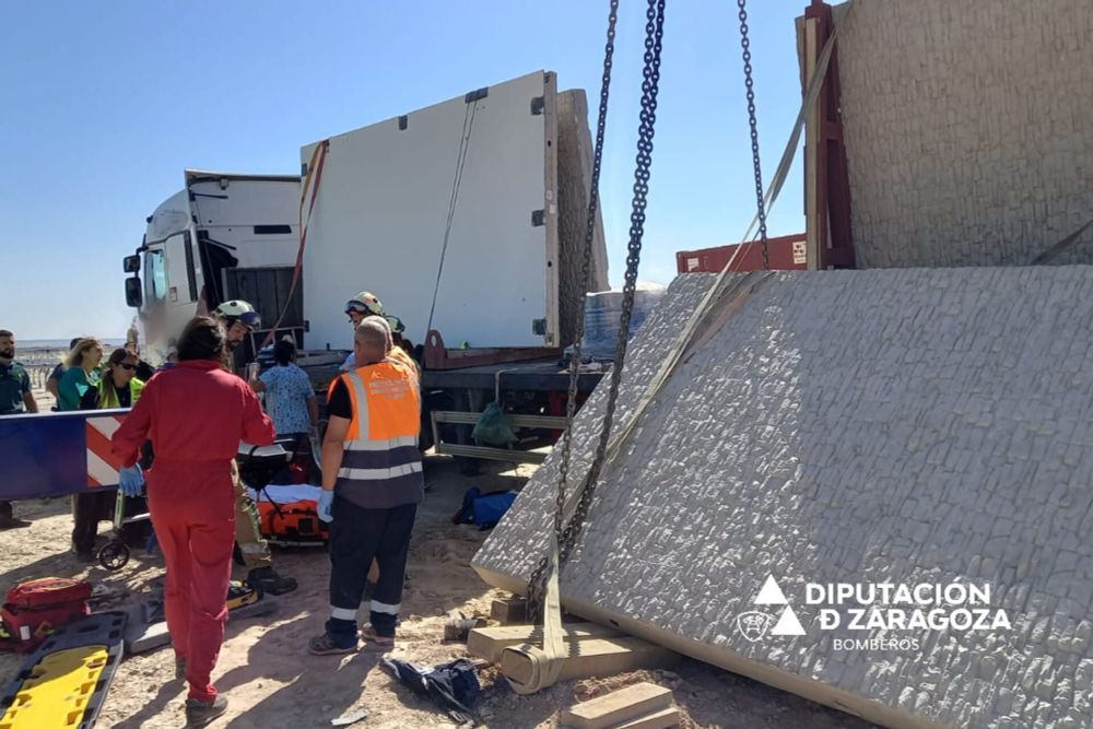 Grave accidente laboral en Quinto: un trabajador atrapado bajo una placa de hormigón es rescatado por los bomberos - Diario de zaragoza