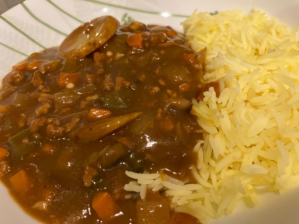 左にキーマカレー。右にターメリックで黄色いバスマティライス。

キーマカレーの具材は、挽肉、蓮根、人参、玉葱、馬鈴薯、オクラ、茄子。