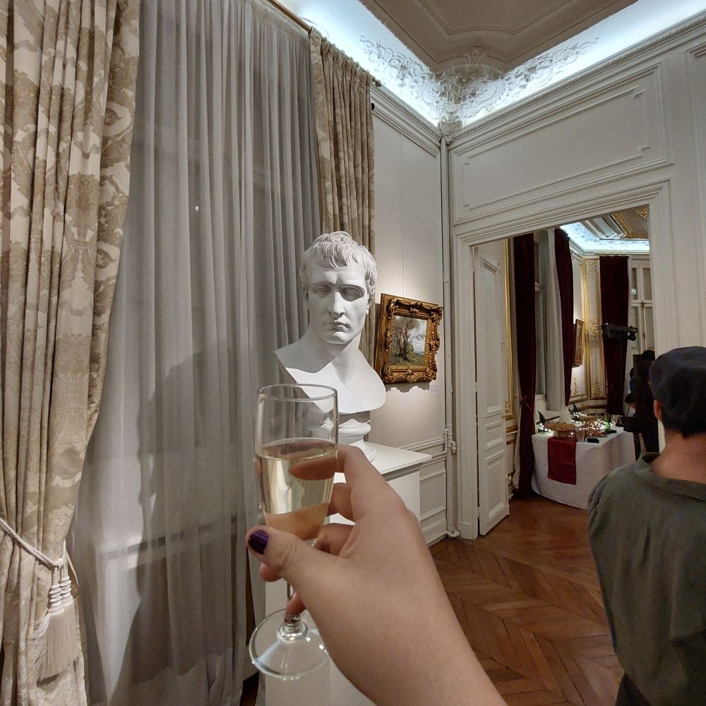 Je port un toast à une buste de Napoléon.