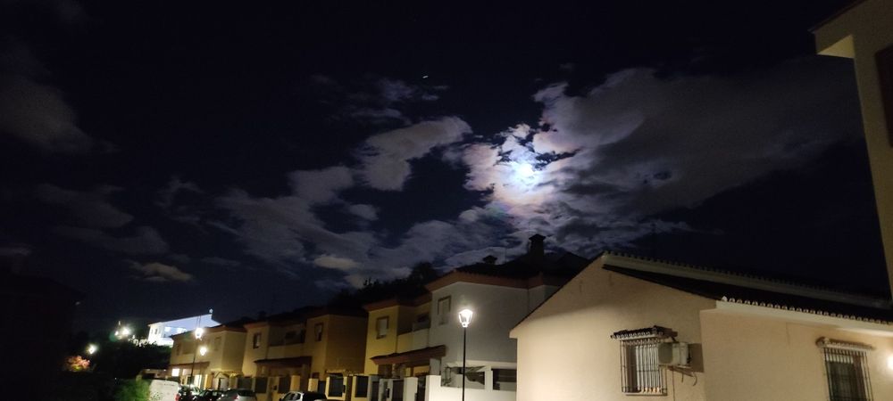Dulces sueños, la luna se esconde tras las nubes creando un efecto de luminosidad bonito y curioso.