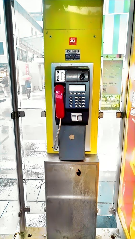 Telefonzelle in Kufstein, mit Münzeinwurf. Foto vom Juli 2025