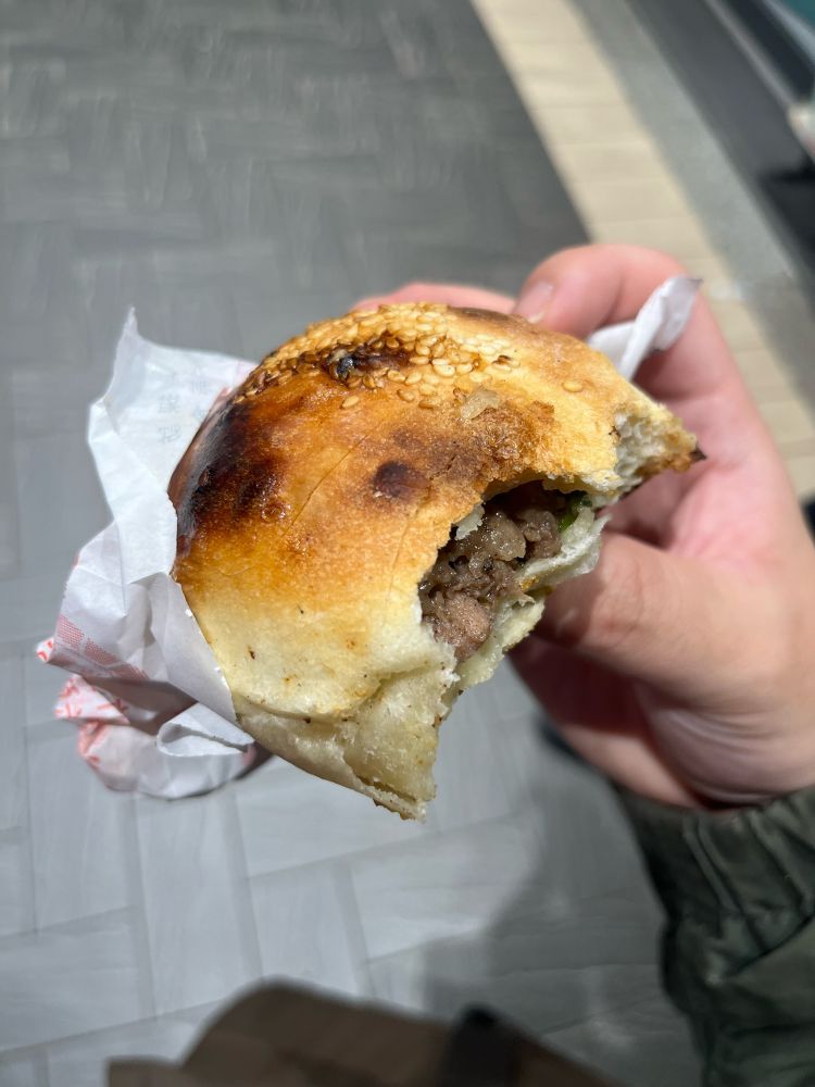 black pepper bun with pork and chives