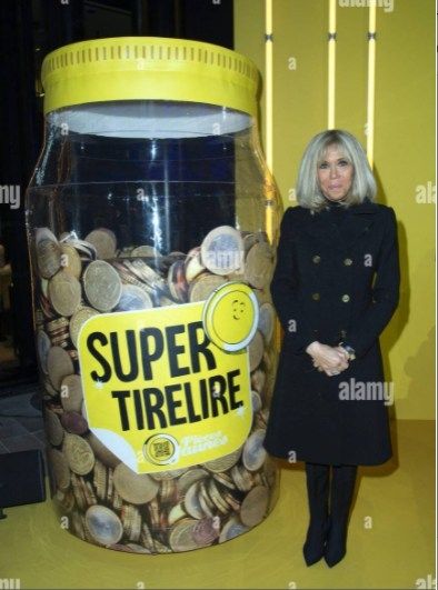 Brigitte macron et une tirelire géante