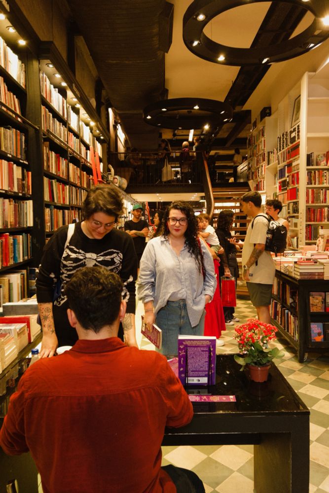 Renan Bittencourt autografando com pessoas aguardando em fila