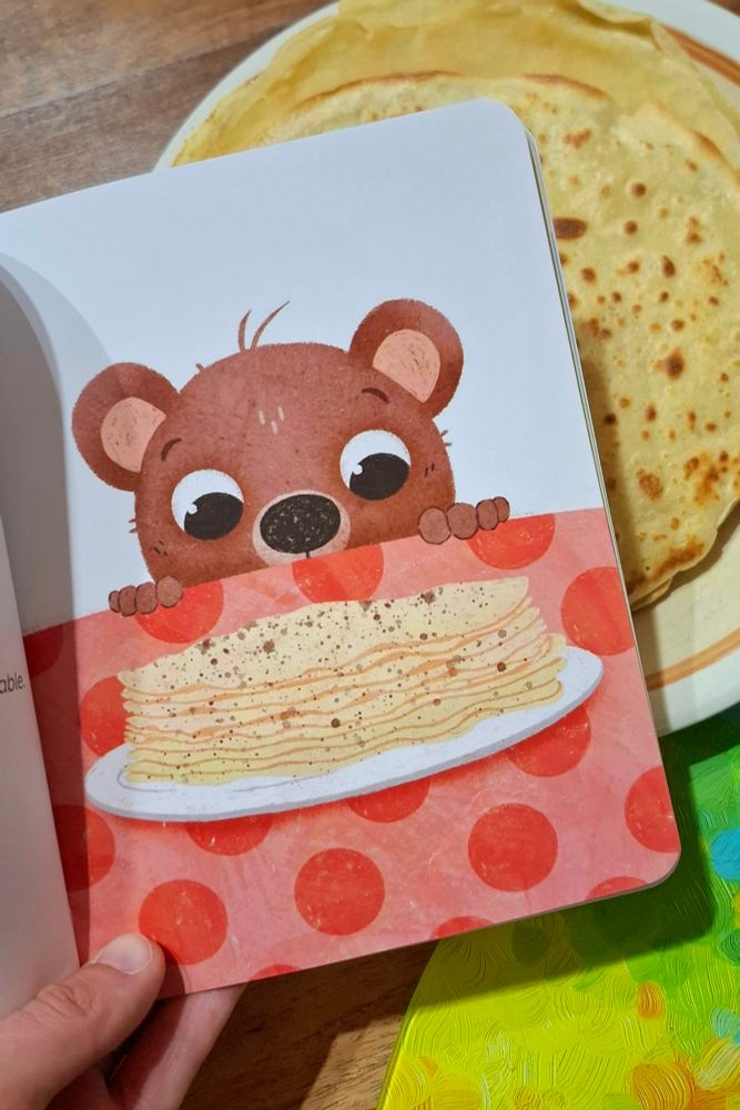 An illustration of a bear looking at a plate full of crêpes !