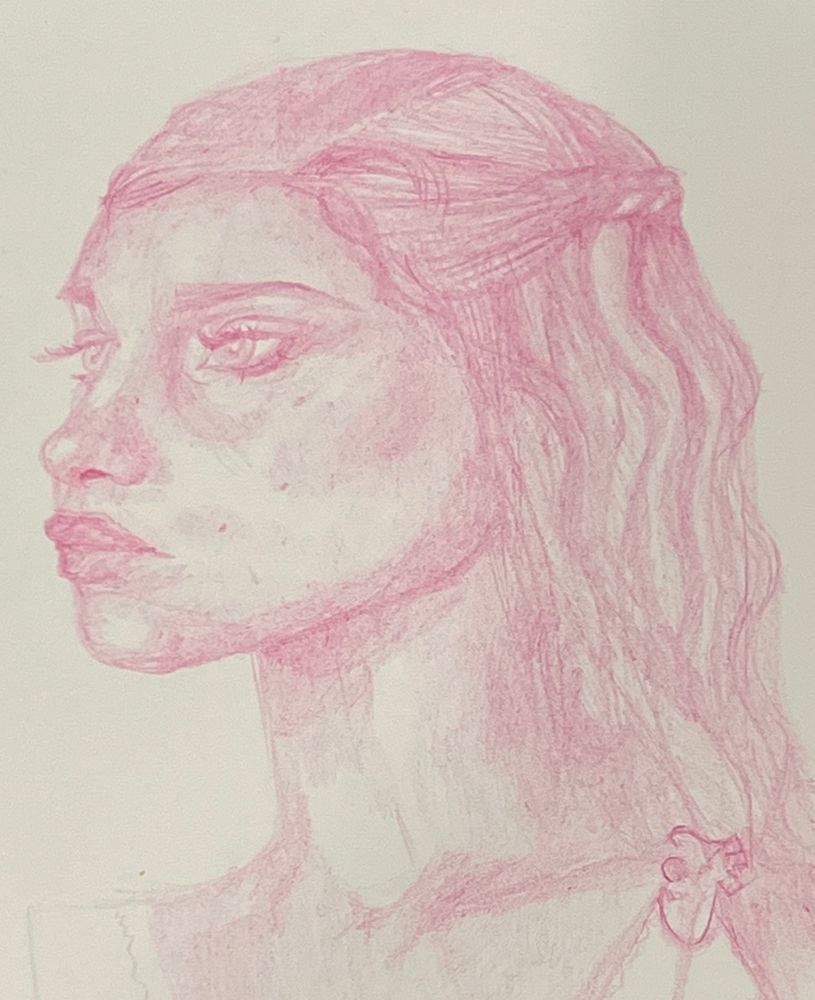 Her hair was a mess in the inspo photo thats why it looks like that