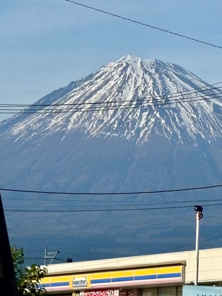 コンビニの上に雄大な富士山
電線はご愛嬌で