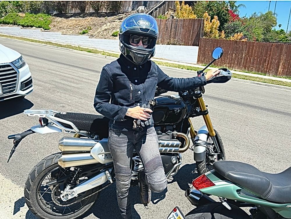 Black Triumph Scrambler XE