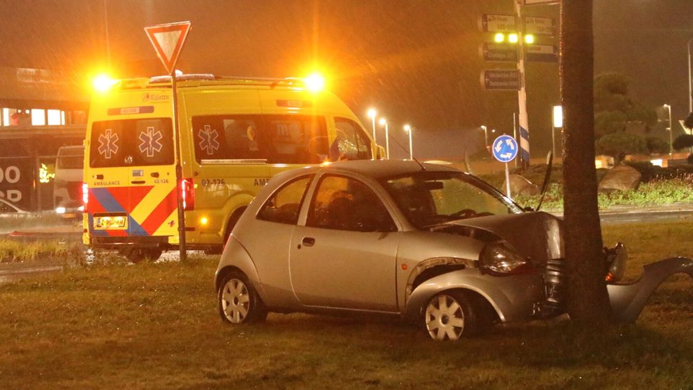 Auto botst op beam yn Drachten