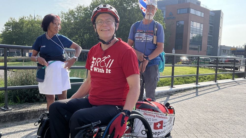 Eric Lansu folbringt tocht fan 1200 kilometer yn de rolstoel: "Dit maakte enorme indruk"