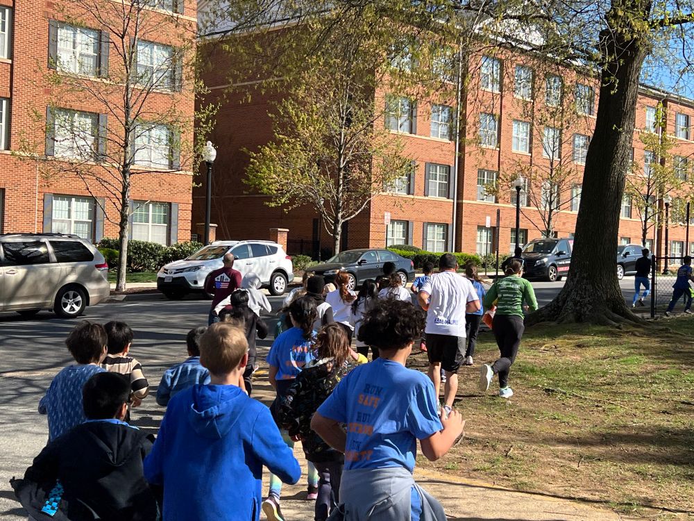 Barrett students run in a group. 