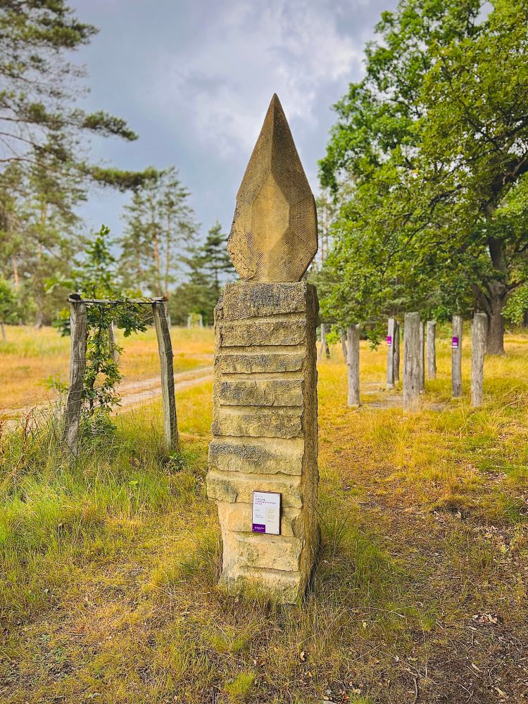 Ještě na konci války tu bydlelo ani ne 40 lidí, a byl tu i lovecký zámeček. Dnes už jen planina, pár sklepů a tenhle hezký památník. 