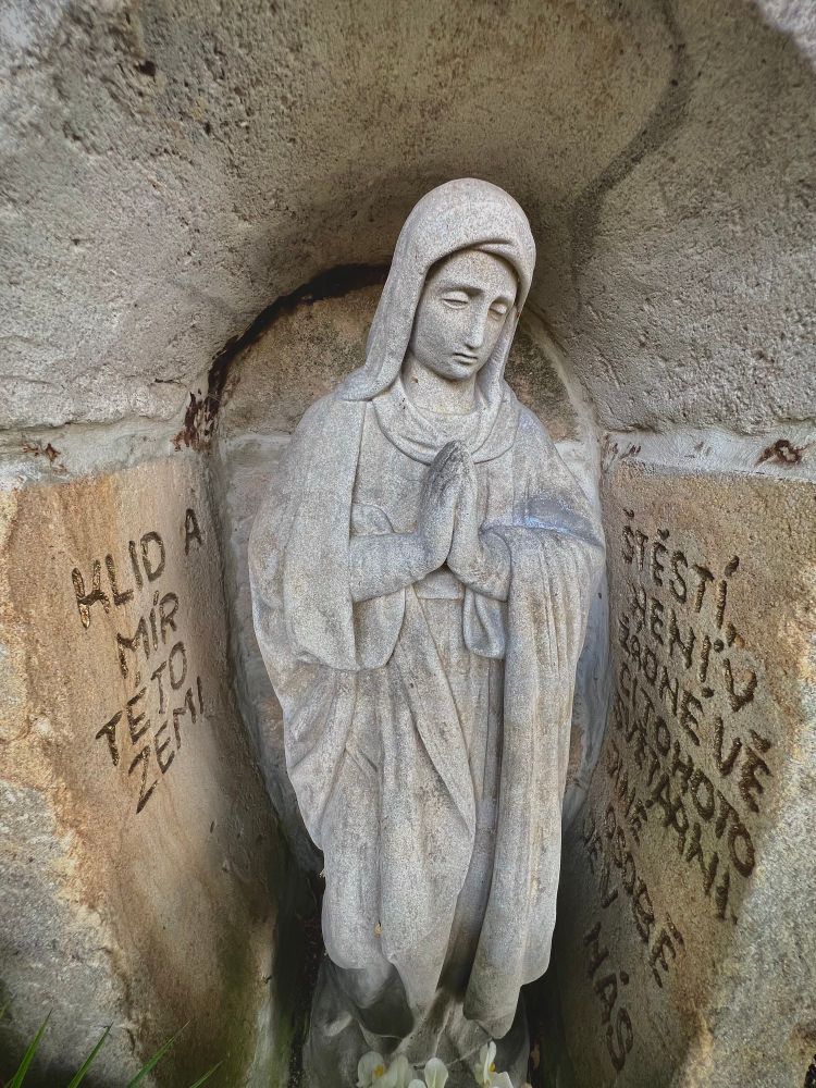 "Klid a mír této zemi"
"Štěstí není v žádné věci tohoto světa ani jiné osobě, je v nás"
