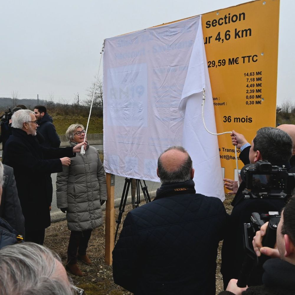 Le ministre Rebsamen et le président Krattinger inaugure le panneau du chantier.