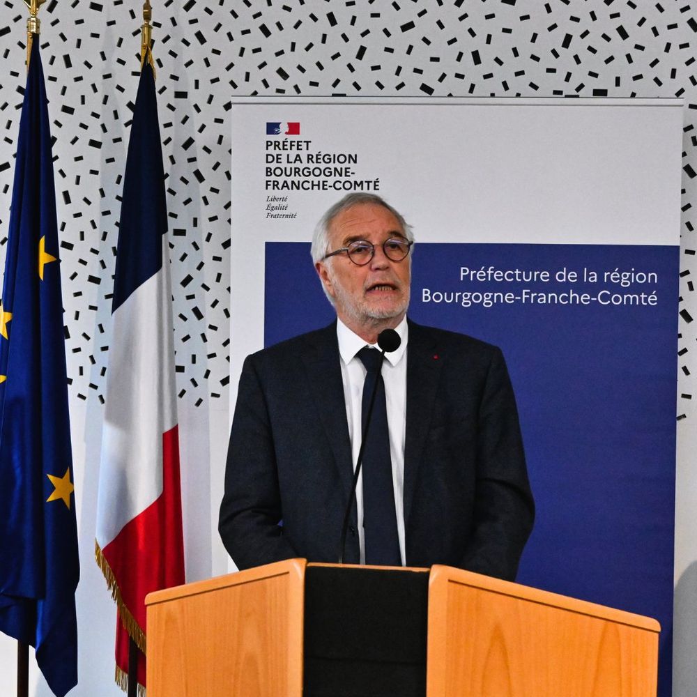 Le ministre Rebsamen prononce un discours au pupitre sur le rôle primordial de l'Aménagement du territoire et de la Décentralisation.