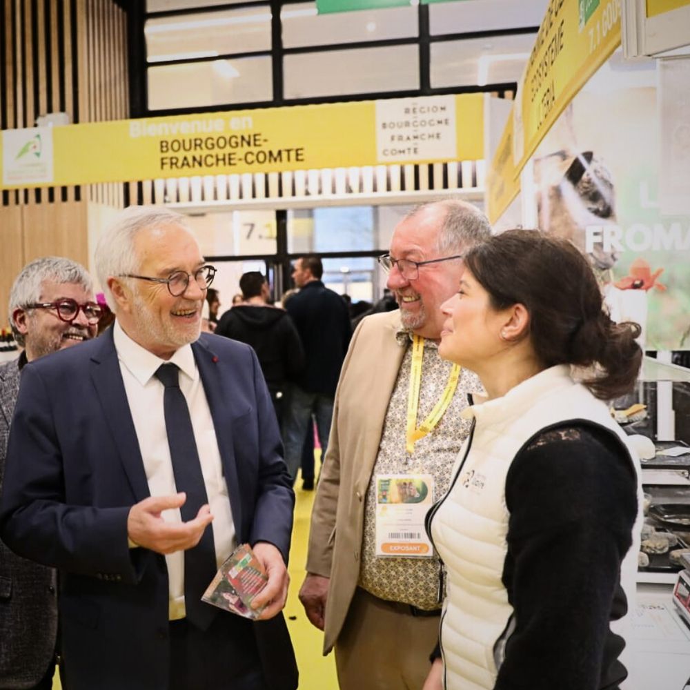 Arrivée du ministre Rebsamen sur le stand de la région Bourgogne Franche-Comté, accompagné du vice-président de région.  