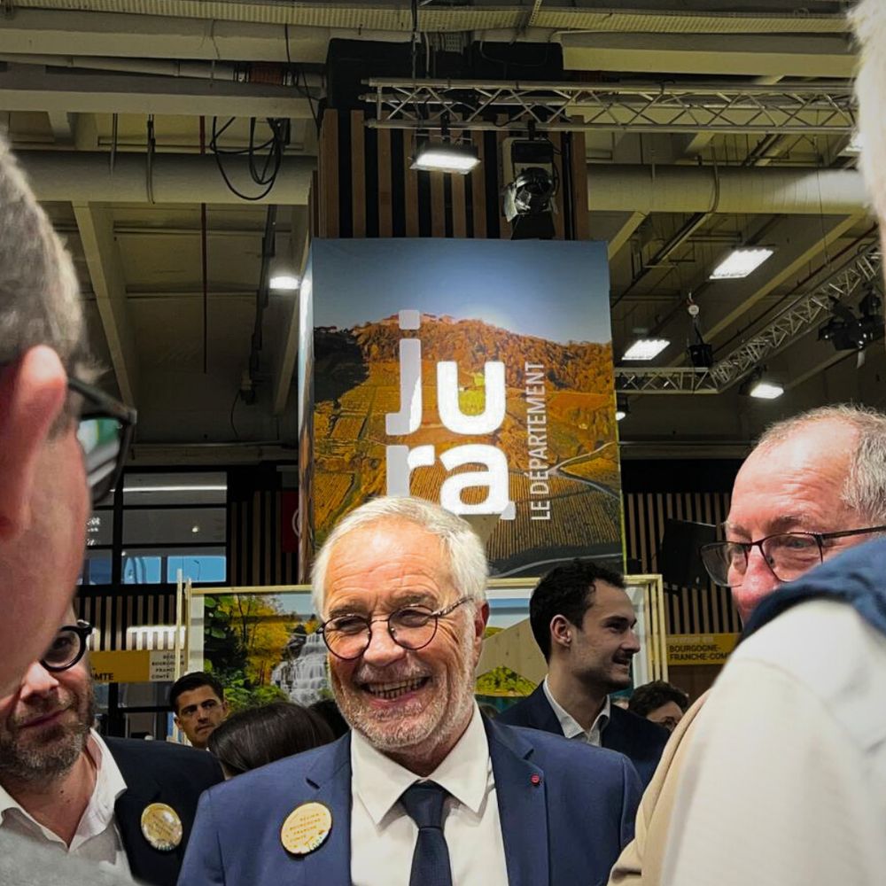 Discussion conviviale avec des élus. Panneau "Jura le Département" en perspectives. 