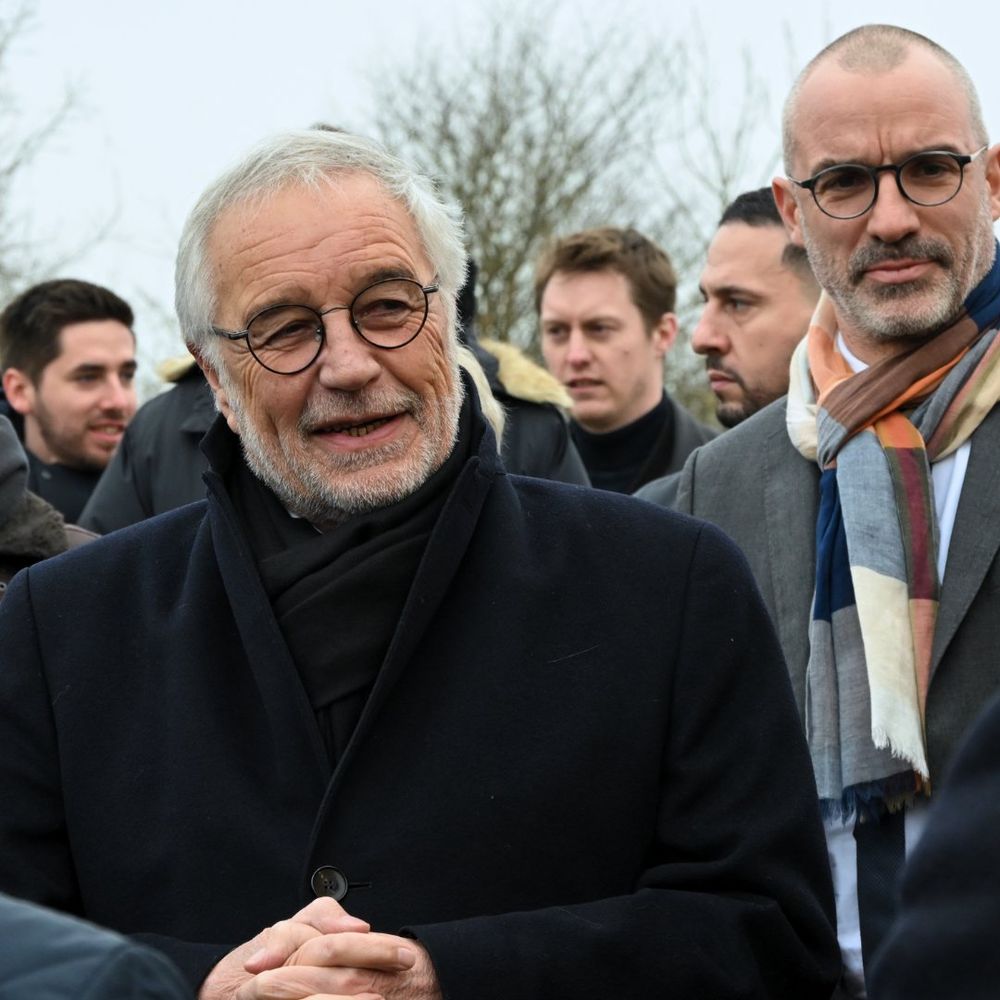 François Rebsamen en discussion avec les élus. 