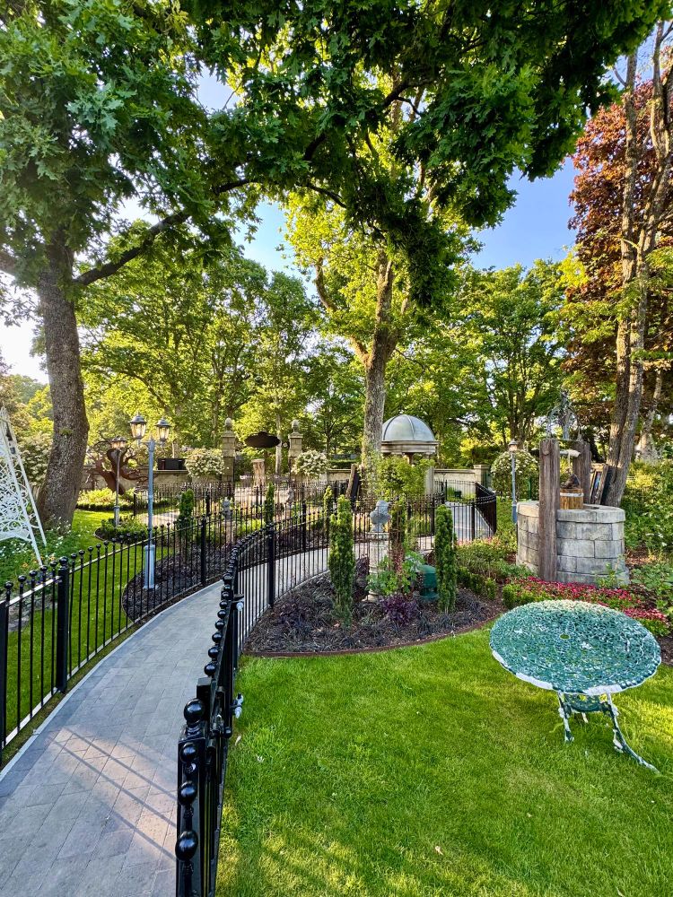 Ghostly manor queue, looking backwards away from the manor.