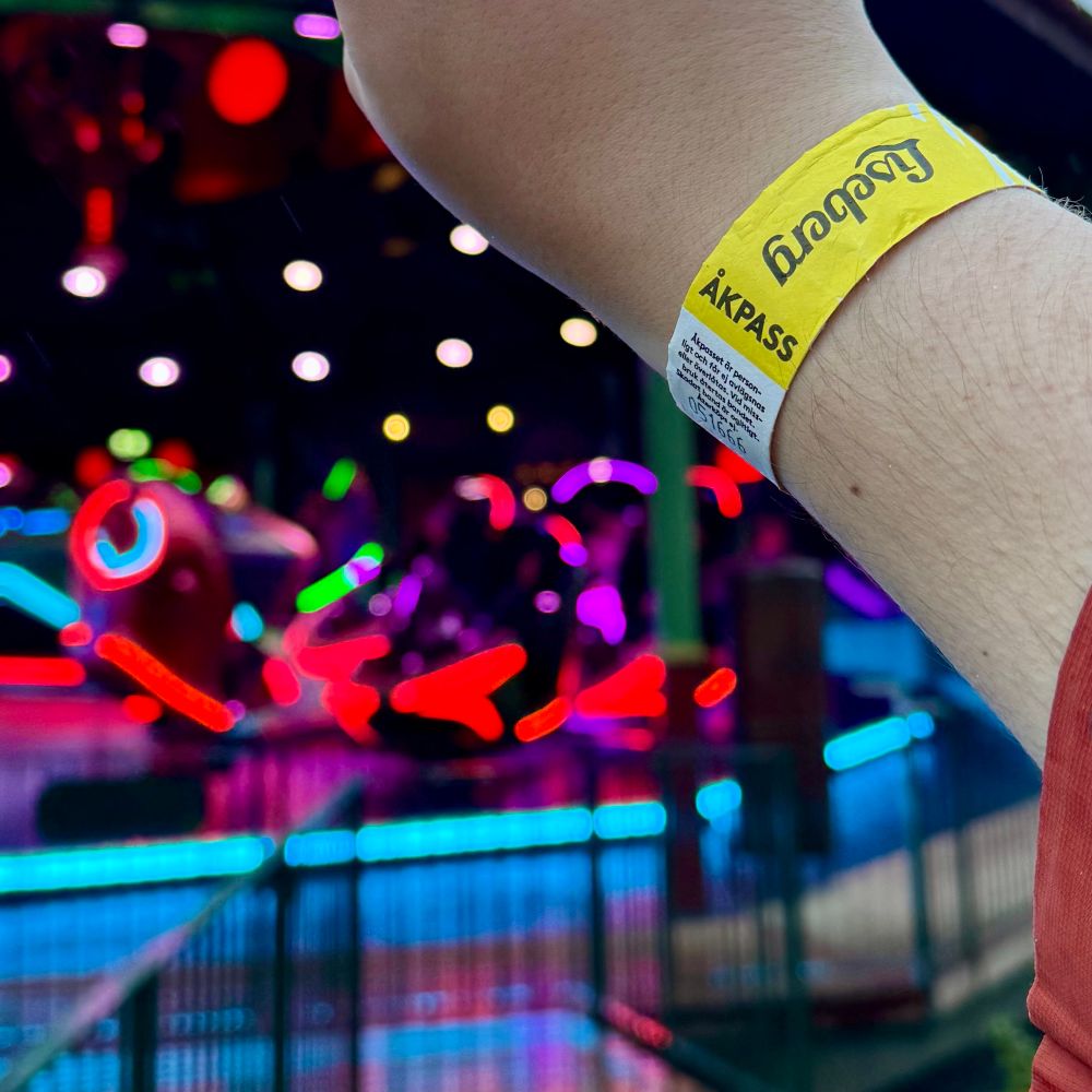 Yellow wristband in front of Kraftverket spinning ride