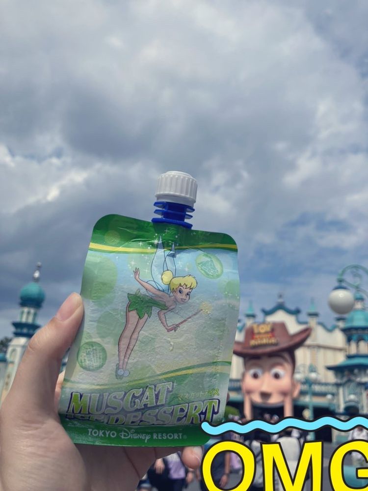 ディズニーシーのマスカットアイス　ティンカーベルが描いてあって可愛いクーリッシュみたいなパッケージ　背景にトイストーリーマニアのウッディが見えます