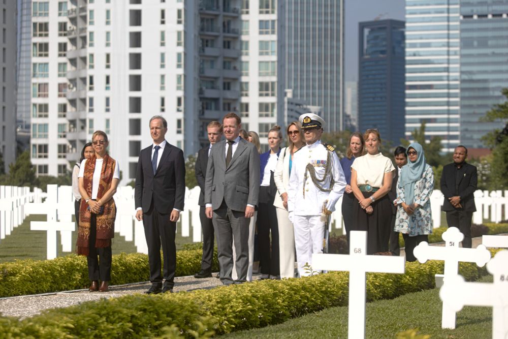 Minister van Weel bezoekt het Ereveld Menteng Pulo in Jakarta.
