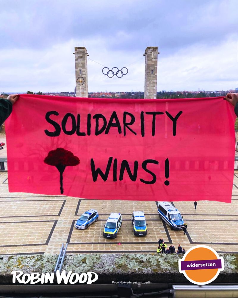 Aktionsfoto Blick vom Olympiastadion Berlin, Transpi "Solidarity wins"! Logos widersetzen und ROBIN WOOD
