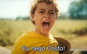 Imagem de uma criança usando camisa amarela, com cabelo encaracolado curto e castanho gritando “eu nego cristo!” 
