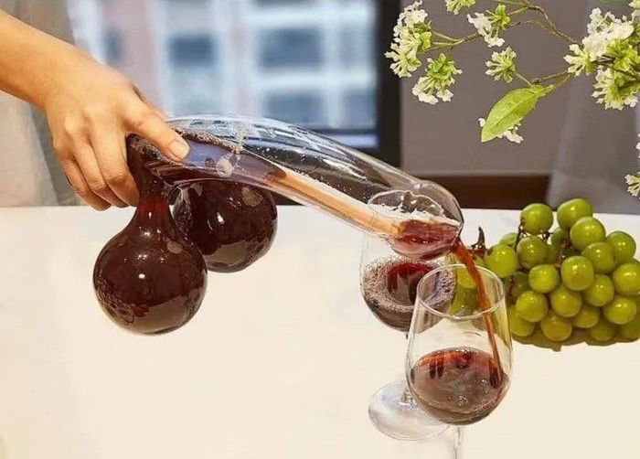 Foto von einem Wein-Dekanter in Penis-Form, inklusive Hoden