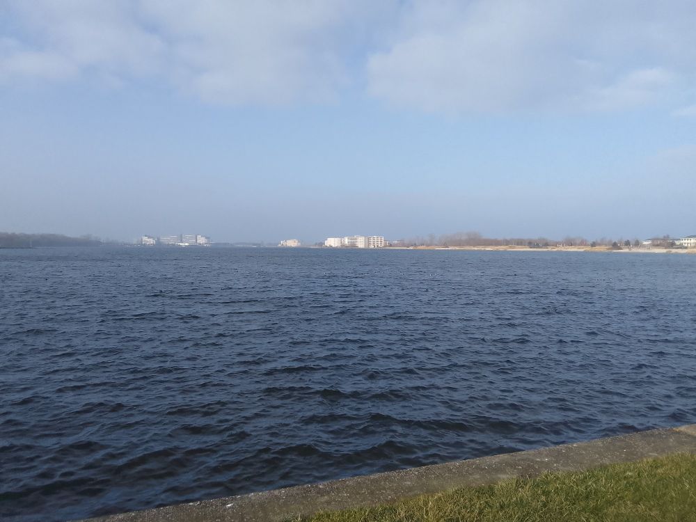 Ostsee Heiligenhafen Panorama bevor die Sonne richtig schien, imHintergrund Skyline vom Ferienpark