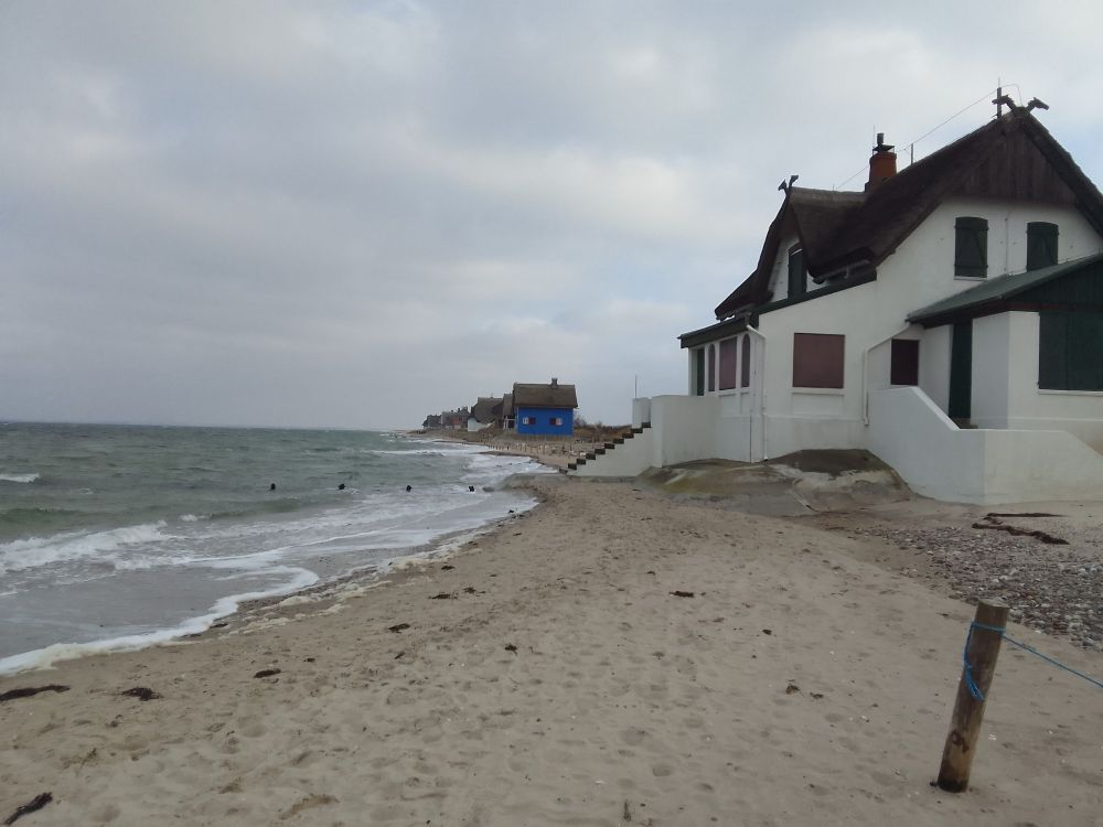 Weißes Haus in Grasswarder mit "direkten"Ostseezugang.Krass wie sehr der Strand weg gebrochen ist