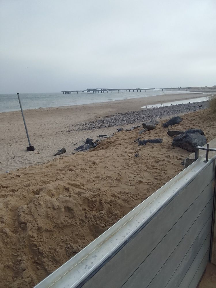 Strand mit Blick auf die Seebruecke Heiligenhafen