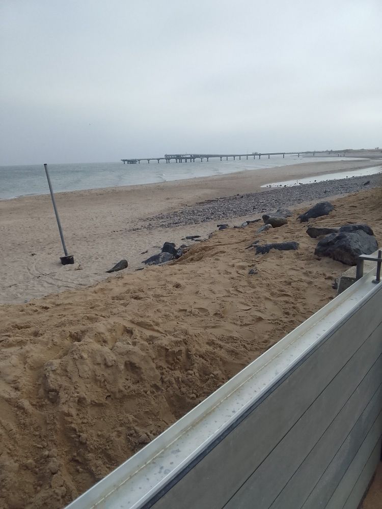 Strand Heiligenhafen mit Blick auf die Seebruecke. 