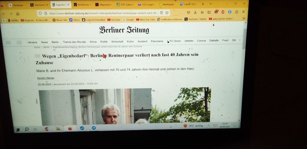 Ausschnitt der BZ Rentnerehepaar 70 +74 verliert nach 40 Jahren sein Zuhause im Bild ein aelterer Herr der mit seiner Frau auf dem Balkon steht
