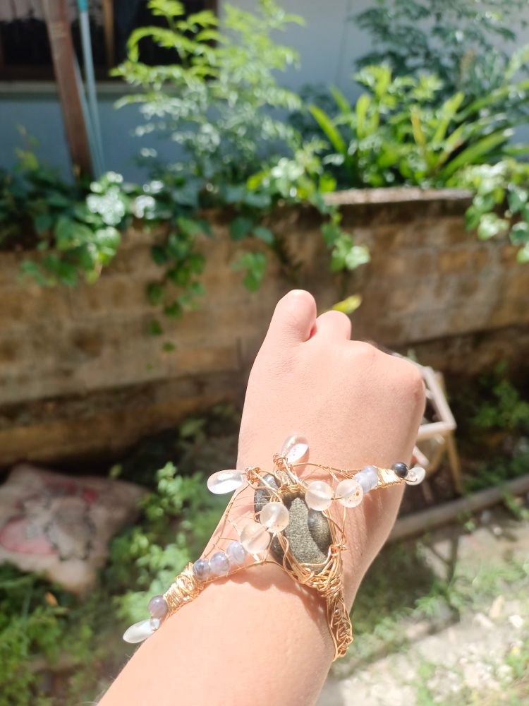 งานฝีมือเครื่องประดับอันแรก