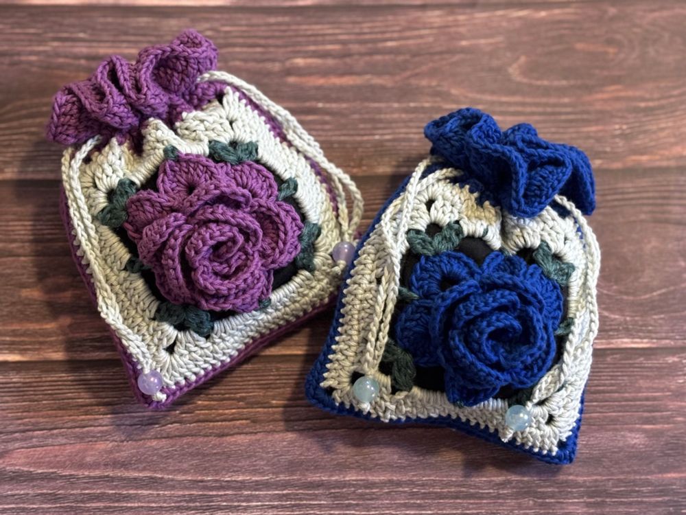 立体的なバラモチーフの巾着2つ
バラは紫と群青