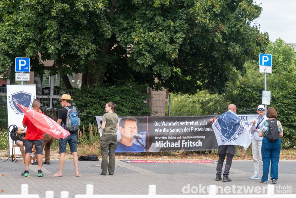 Anhänger von Michael Fritsch halten ein Transparent, worauf sie ihre Solidarität mit ihm ausdrücken.
