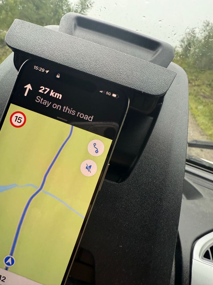Bilde av en iPhone med veivisningsapp åpen.
Kartbiten viser at området er øde. Fartsgrensen er 15.

Over kartet står det 27 km, Stay on this road.
