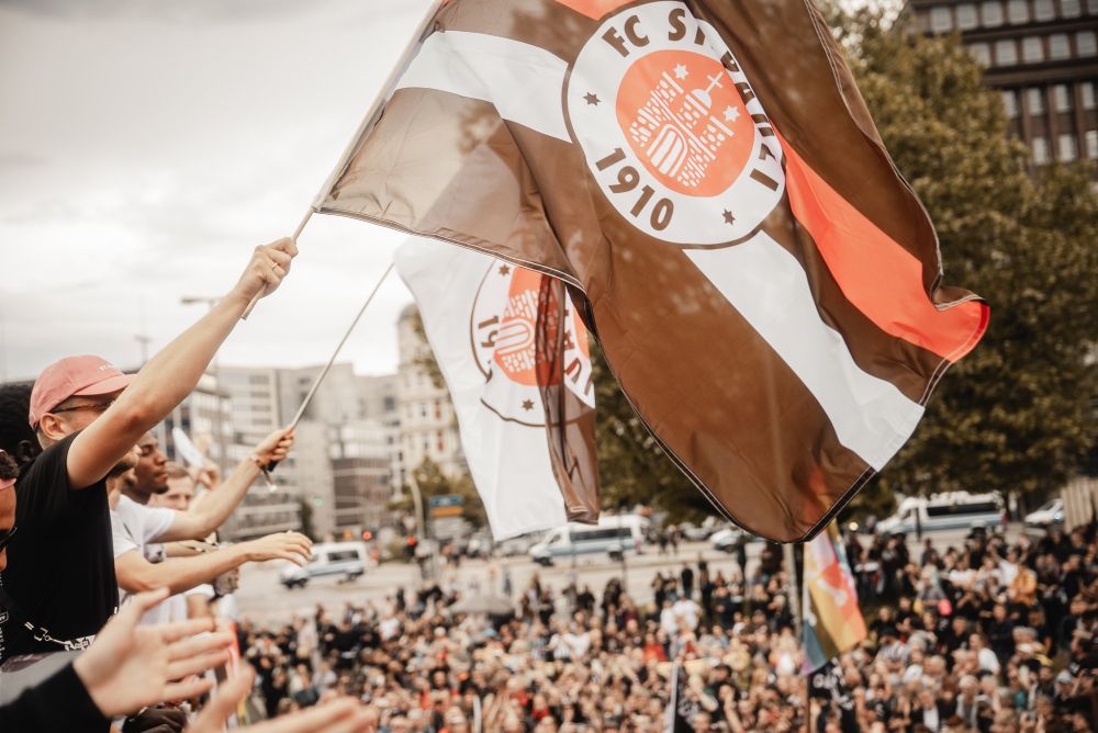 St. Pauli-Flagge wird auf dem Wagen geschwenkt.