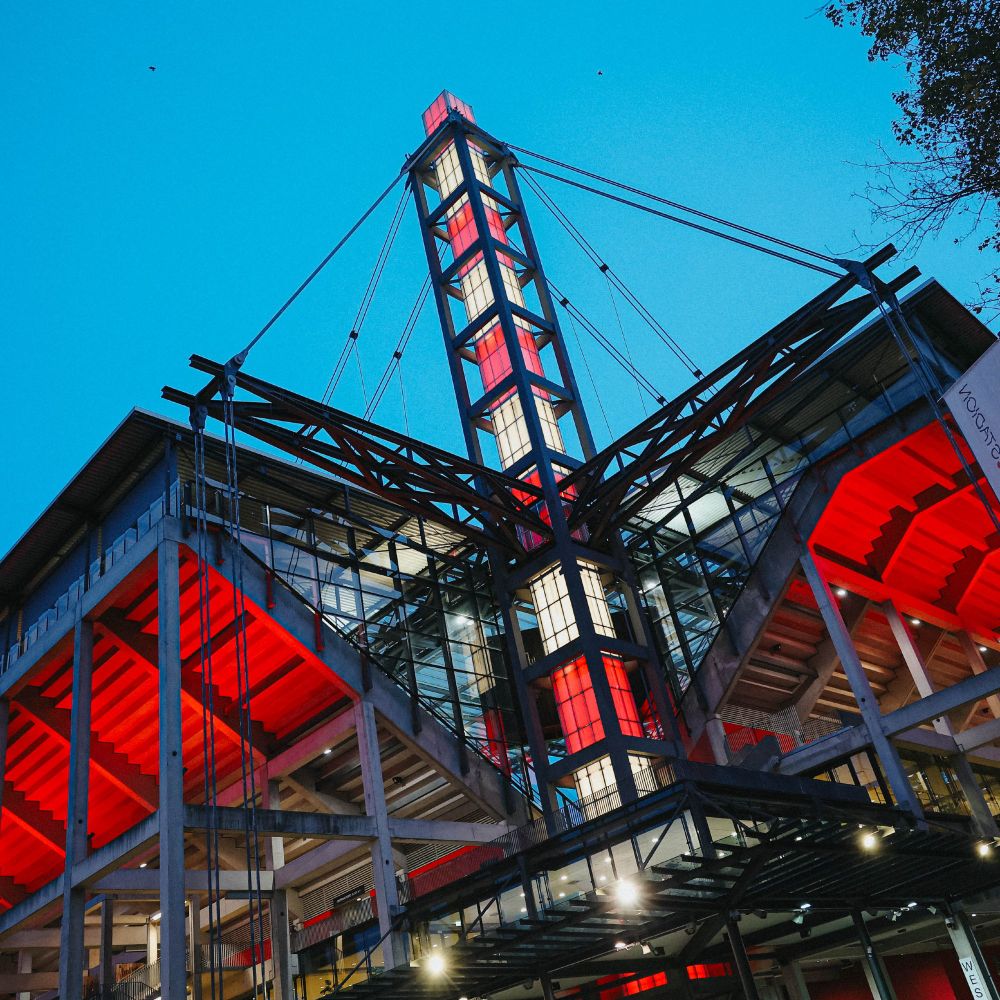 Außenansicht des Rhein-Energie-Stadion in Köln bei Abend.