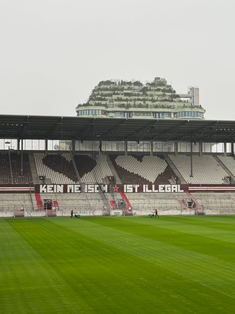 Schriftzug Kein Mensch ist illegal im Millerntor 